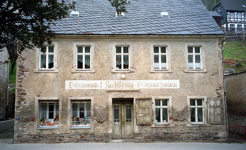 Pobershau, Dorfstr. 74, 26.10.1999 (1).jpg - Lebensmittel Fa. Albrecht, Drogen & Farben